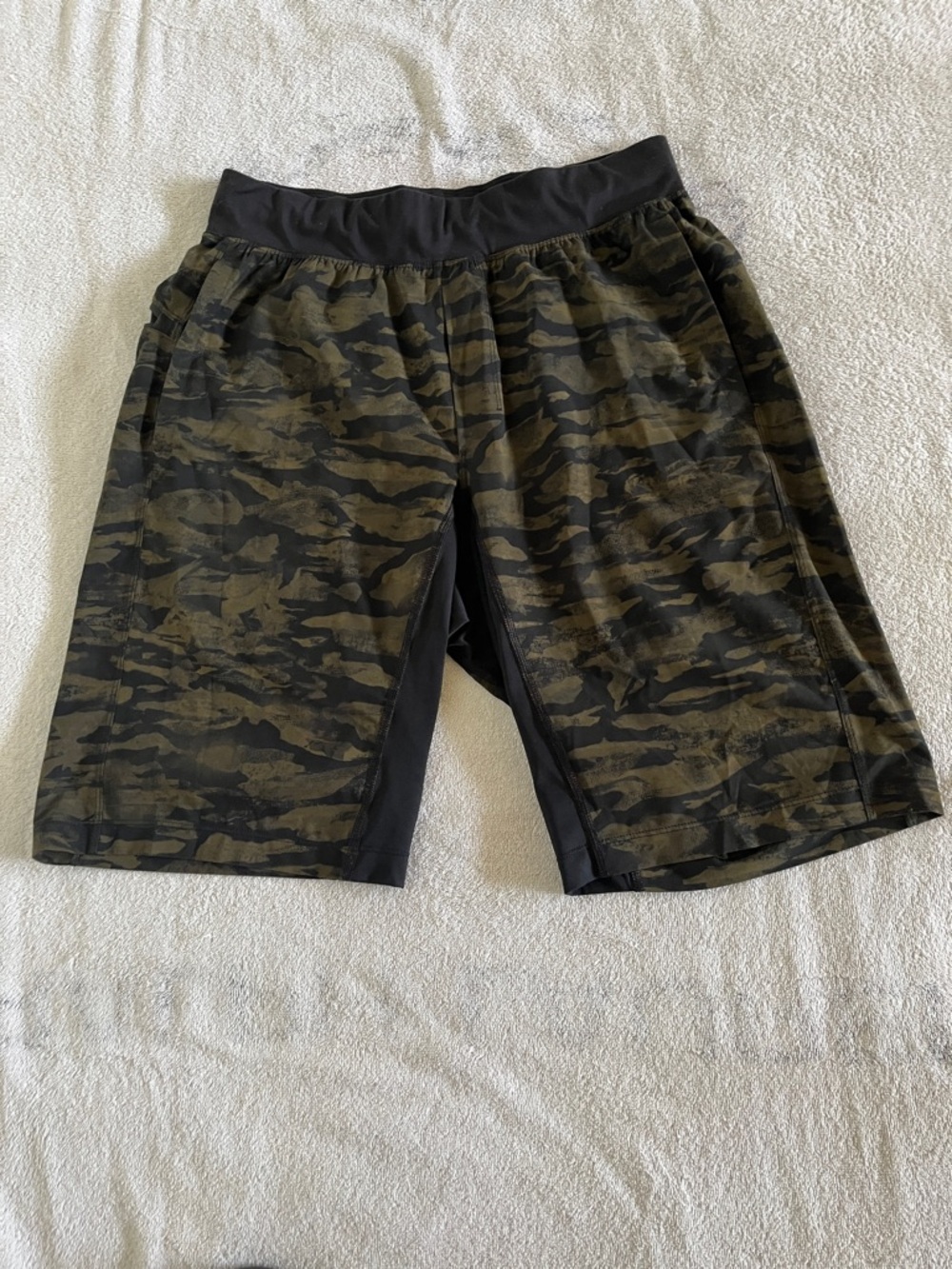 lululemon athletica Men's Olive Camo Athletic Shorts with Black Waistband M